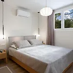 Poly's Lefkada * Apolpaina