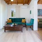 Poly's Lefkada Apolpaina
