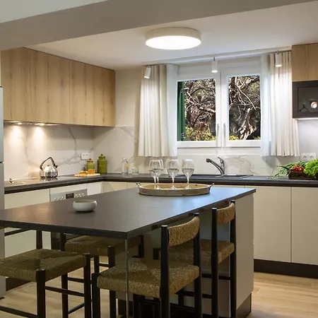 Poly's Lefkada Apolpaina