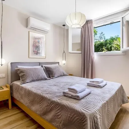 Poly's Lefkada Apolpaina