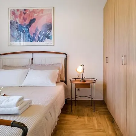 Poly's Lefkada Apolpaina