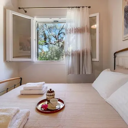 Poly's Lefkada Apolpaina