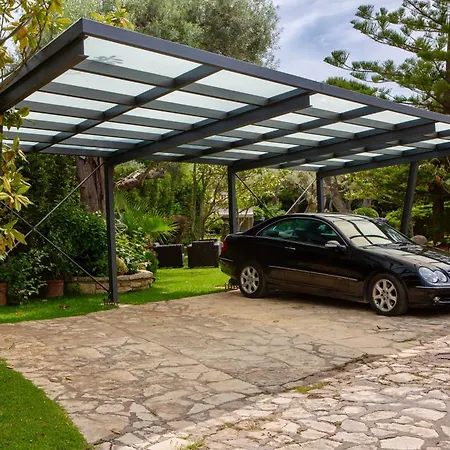 Poly's Lefkada Apolpaina