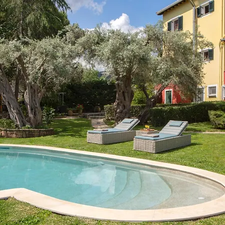 Poly's Lefkada Apolpaina