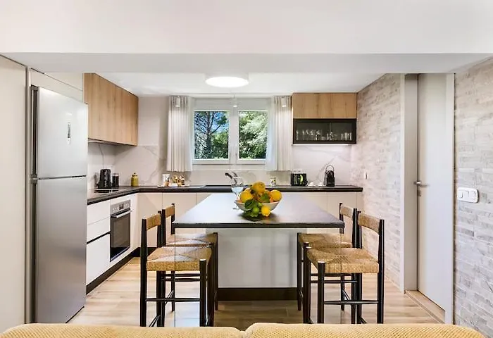 Poly's Lefkada * Apolpaina